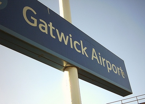 Which transfer between Gatwick airport and London?